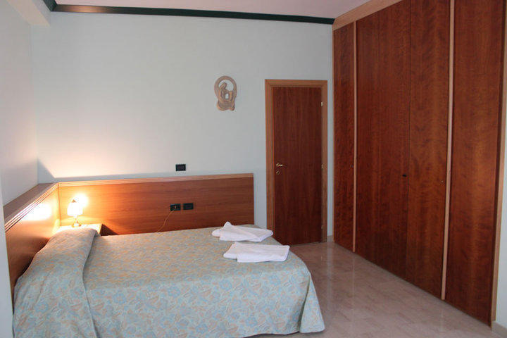 Casa Per Ferie Benedetto XIII Ξενοδοχείο Γκραβίνα Δωμάτιο φωτογραφία